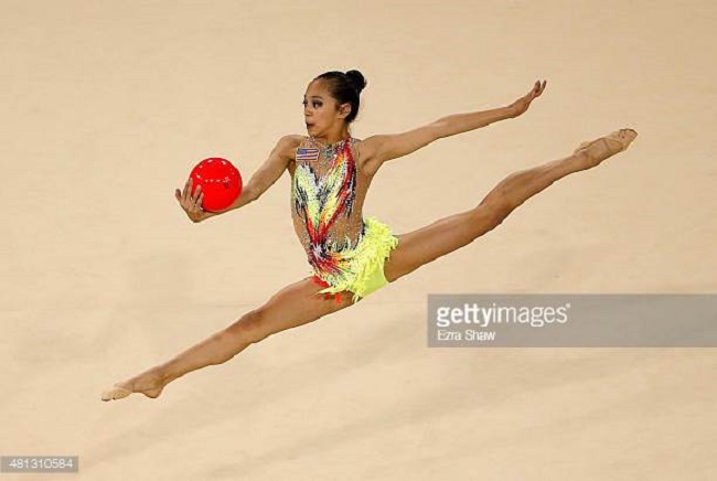 Đồ diễn thể dục dụng cụ mỏng tang, gây hiểu lầm mặc như không